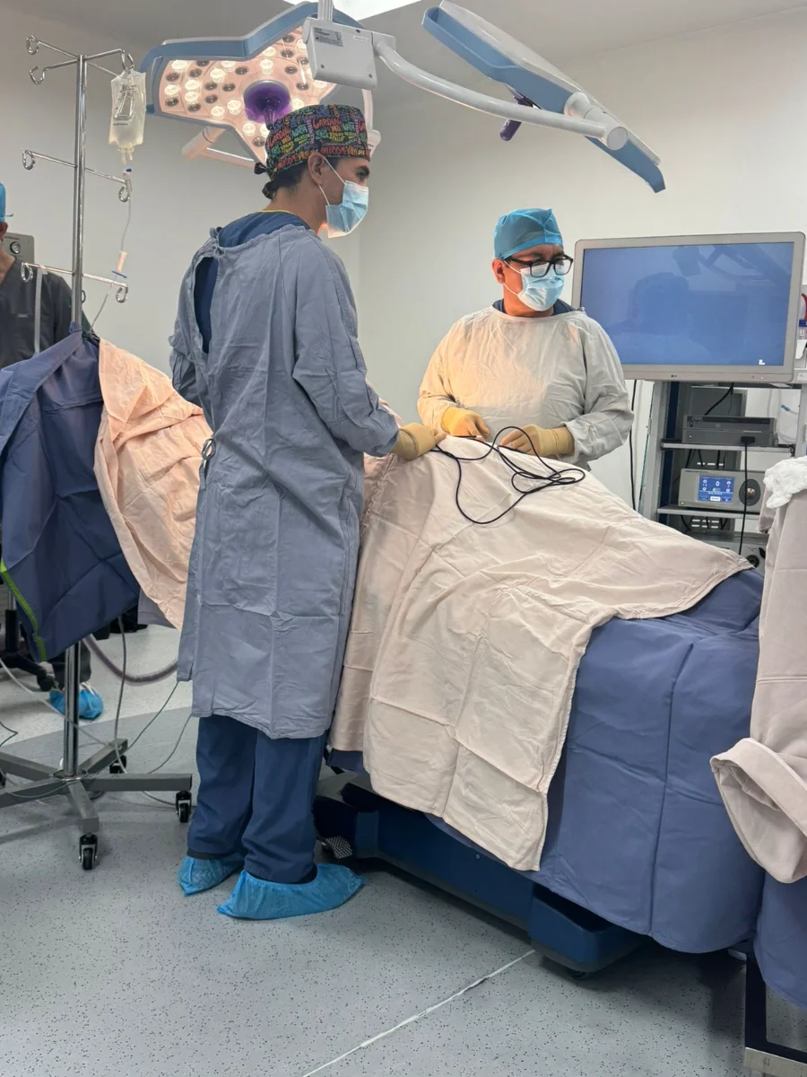 Dr. Alejandro Navarro Vidaña realizando procedimiento quirúrgico