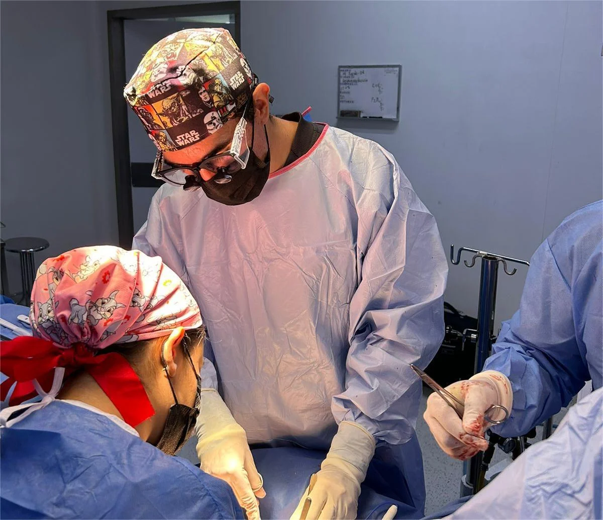 Dr. Alejandro Navarro Vidaña en consulta médica